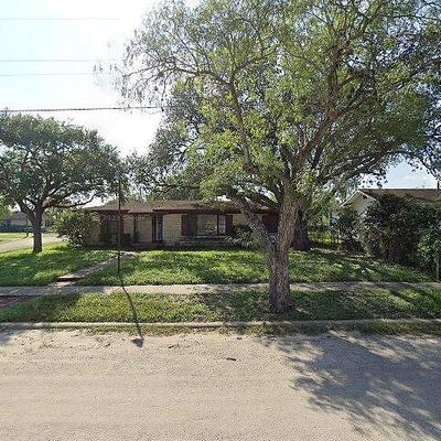 520 E Mesquite St, Mathis, TX 78368