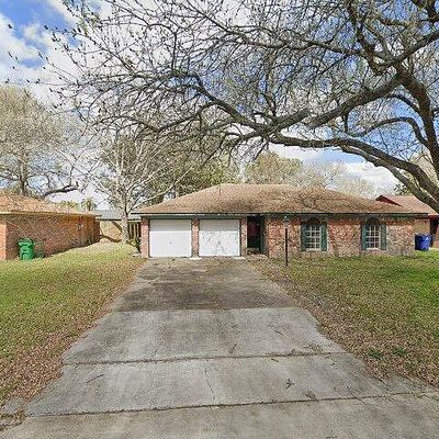 137 Bastrop St, Angleton, TX 77515