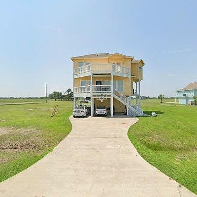 211 Cardinal Ln, Anahuac, TX 77514