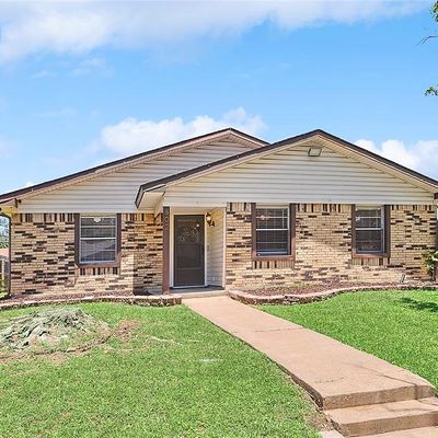 802 Pinehill Ln, Grand Prairie, TX 75052