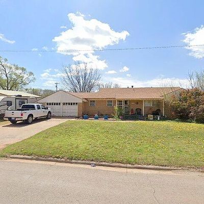 110 W Benton Ave, Sayre, OK 73662