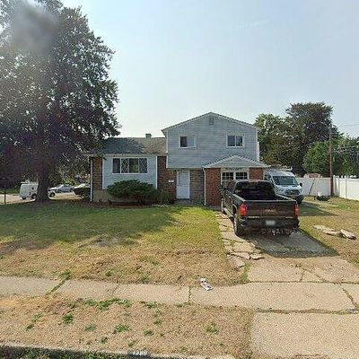 1380 Milanna Ln, Wantagh, NY 11793