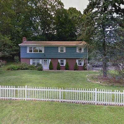 2 Seneca Rd, Danbury, CT 06811