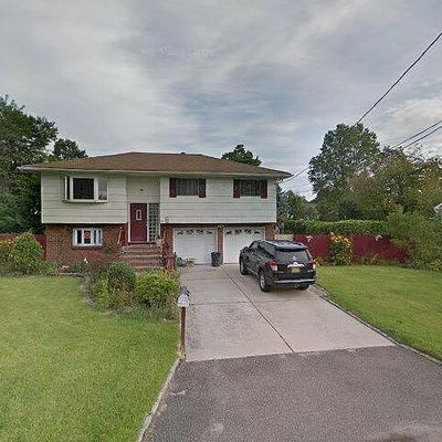 45 Merritt St, Lindenhurst, NY 11757