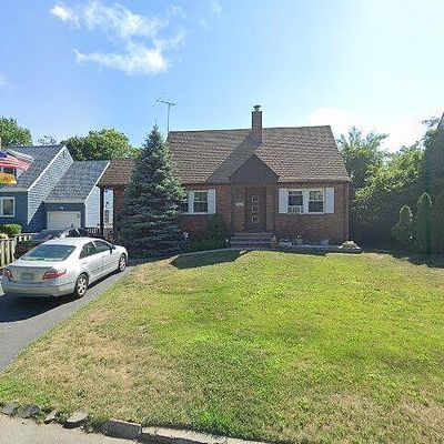 53 Berwick Rd, Hewlett, NY 11557