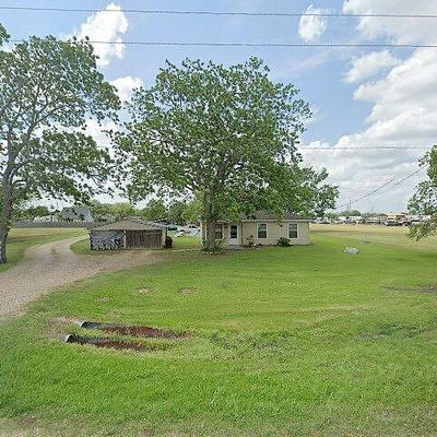 7135 Highway 60, Wallis, TX 77485