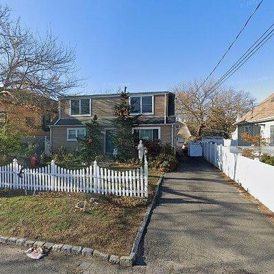 791 Pecan St, Lindenhurst, NY 11757