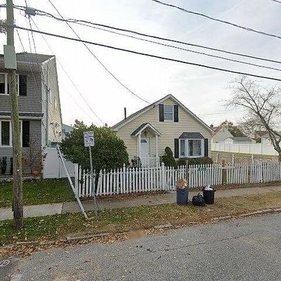 803 S 5 Th St, Lindenhurst, NY 11757