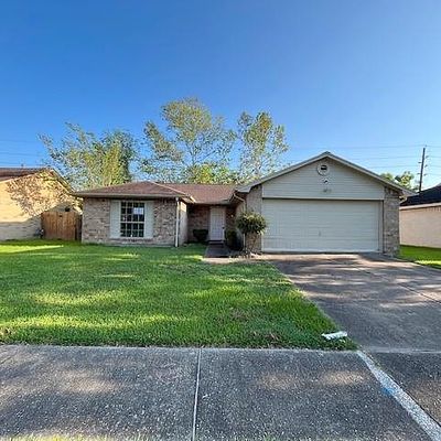 2711 N Brompton Dr, Pearland, TX 77584