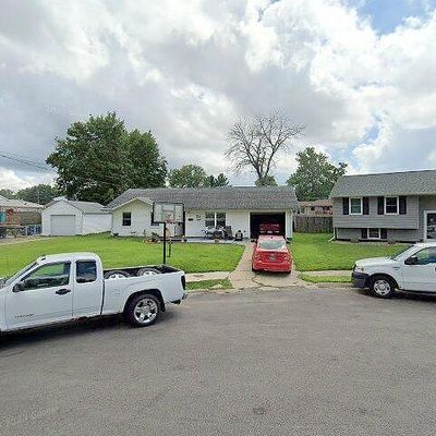 3 Pioneer Ct, Pekin, IL 61554