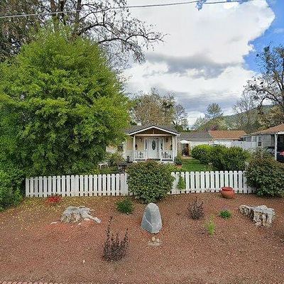 1174 Acacia Ln, Grants Pass, OR 97527