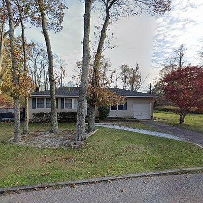 10 Victoria Pl, Mastic Beach, NY 11951