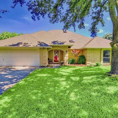 10156 Stoneleigh Dr, Benbrook, TX 76126