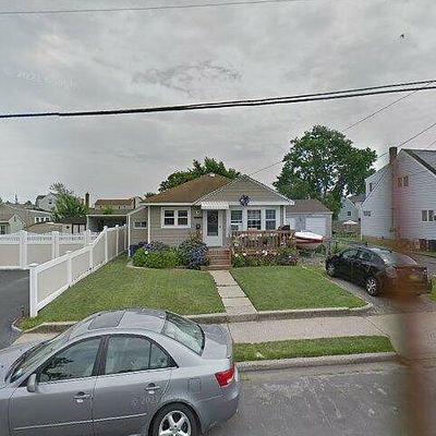 11 E Hollywood Ave, Lindenhurst, NY 11757