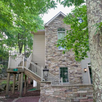 7 Wildbriar Ct, Lake Harmony, PA 18624