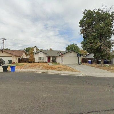 1444 Cambridge Ct, Hanford, CA 93230