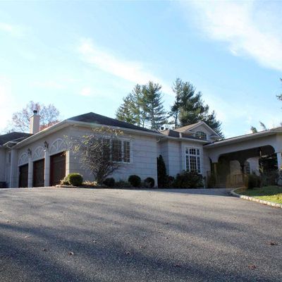 39 Dunlop Rd, Huntington, NY 11743