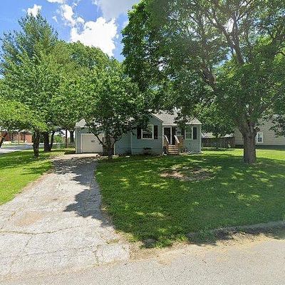 3901 Crestview Rd, Independence, MO 64052