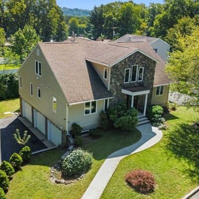 5 Astor Pl, Waldwick, NJ 07463