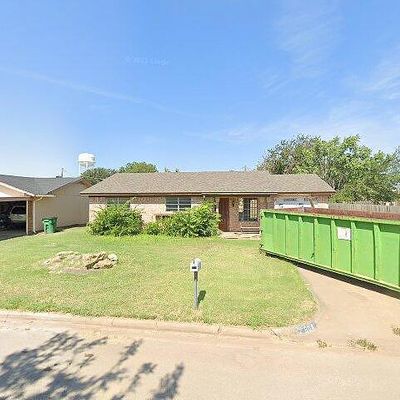 804 Park Plaza Dr, Iowa Park, TX 76367