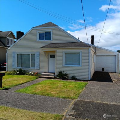 912 1 St St, Hoquiam, WA 98550