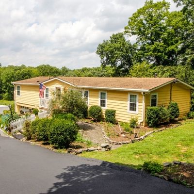 27 Dennis Rd, Lafayette, NJ 07848