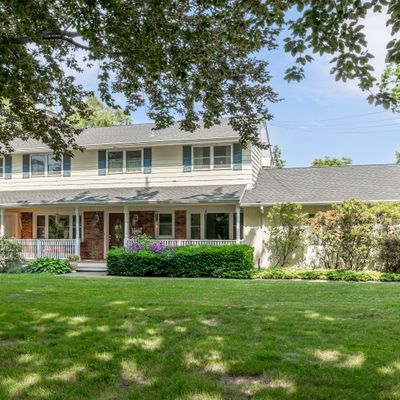 28 Sunset Hill Dr, Branford, CT 06405