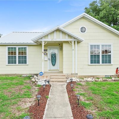 811 E Clare St, Beeville, TX 78102