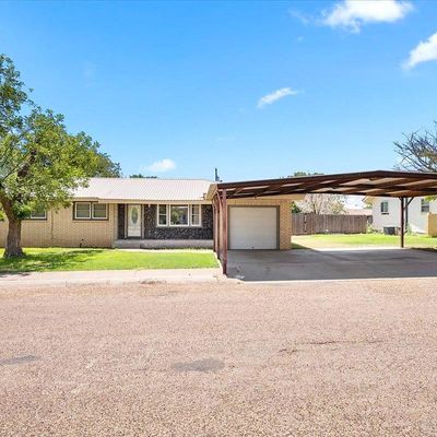 114 3 Rd St, Plains, TX 79355