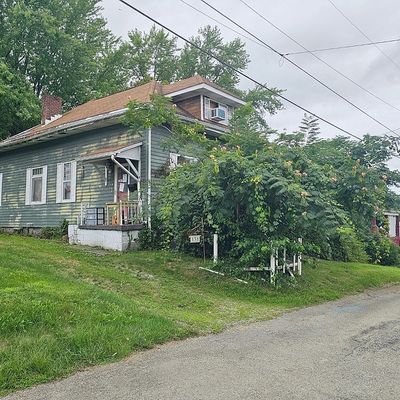 138 E Smithfield St, Mount Pleasant, PA 15666