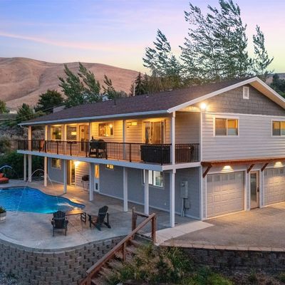 1901 Sleepy Hollow Rd, Wenatchee, WA 98801