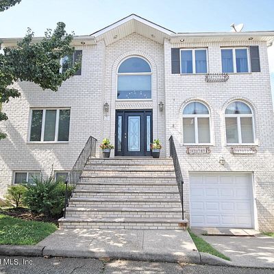 34 Delia Ct, Staten Island, NY 10307