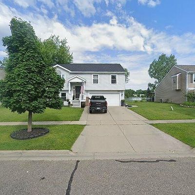 359 Andover Woods Dr, Fenton, MI 48430