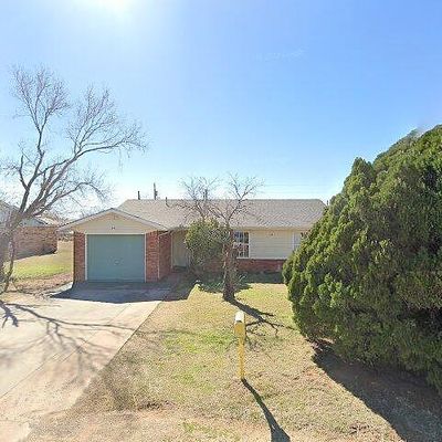 624 E Main St, Geronimo, OK 73543