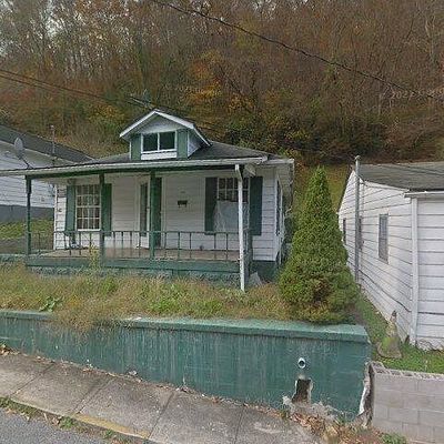 113 Walnut St, Man, WV 25635