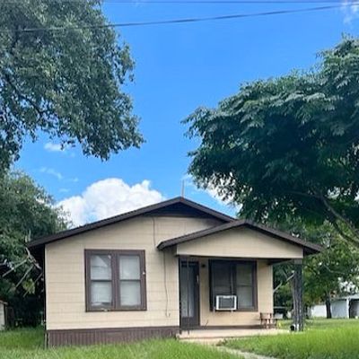 210 N Walnut Ave, Luling, TX 78648