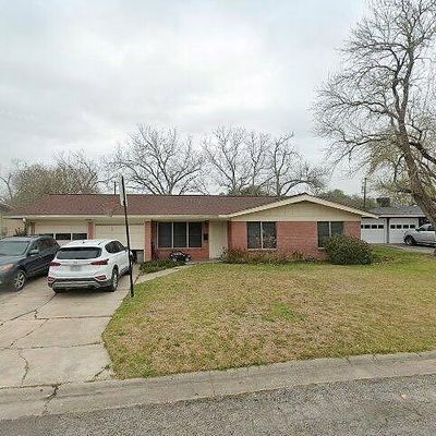 2106 E Mistletoe Ave, Victoria, TX 77901