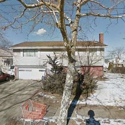 11 E 1 St St, Freeport, NY 11520