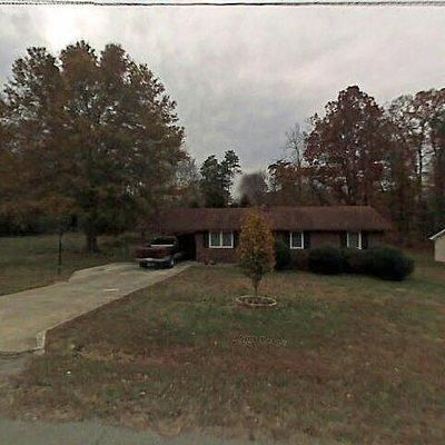 1001 Meadowood Dr, Ramseur, NC 27316