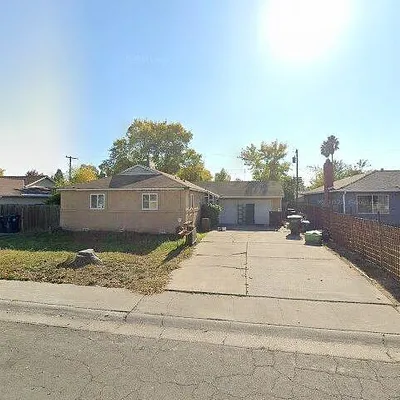 2070 Berg Ave, Sacramento, CA 95822