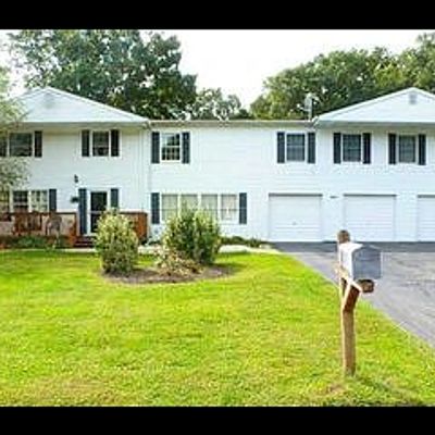 74 Westcliff Dr, Mount Sinai, NY 11766