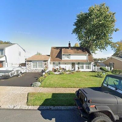 74 Wildflower Rd, Levittown, PA 19057