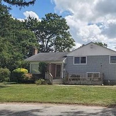 2 Sioux Pl, Huntington Station, NY 11746