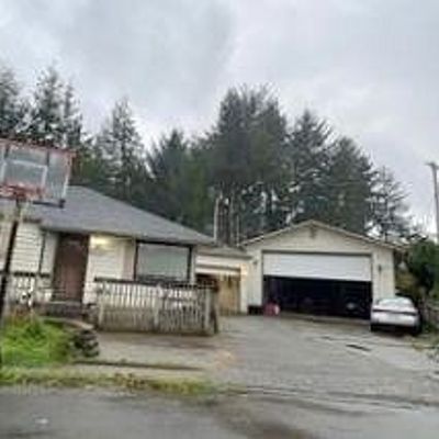 698 E Alder Pl, Reedsport, OR 97467