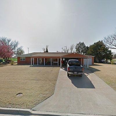 911 N Elm St, Mooreland, OK 73852