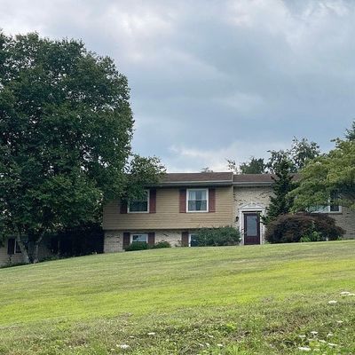 7206 Whispering Ln, Slatington, PA 18080