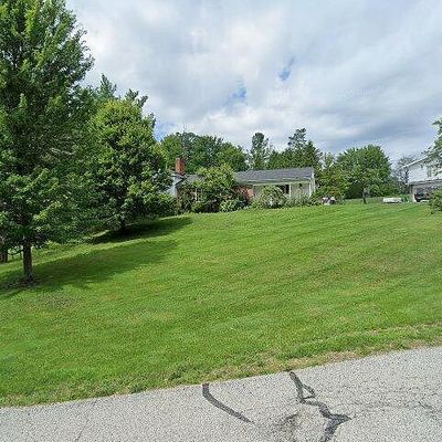 103 Locust Ln, Chagrin Falls, OH 44022