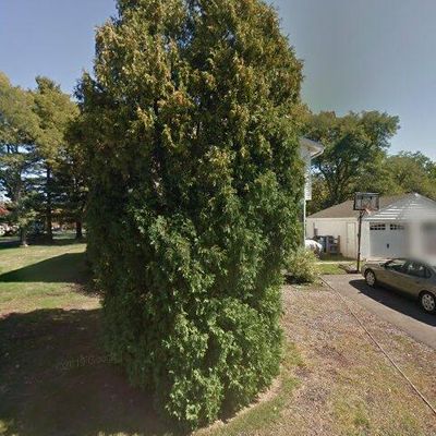8 Woodland Rd, Newtown, PA 18940