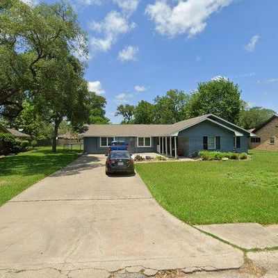 123 Persimmon Ln, Lake Jackson, TX 77566