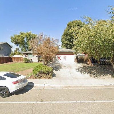 884 Cedar Ln, Lemoore, CA 93245